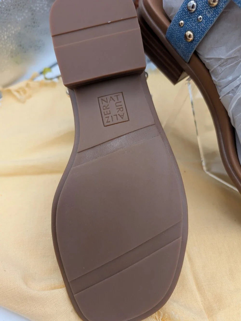Naturalizer Brandy Stud Blue Denim Sandals Women's Size 8 Comfort T-Strap Low...